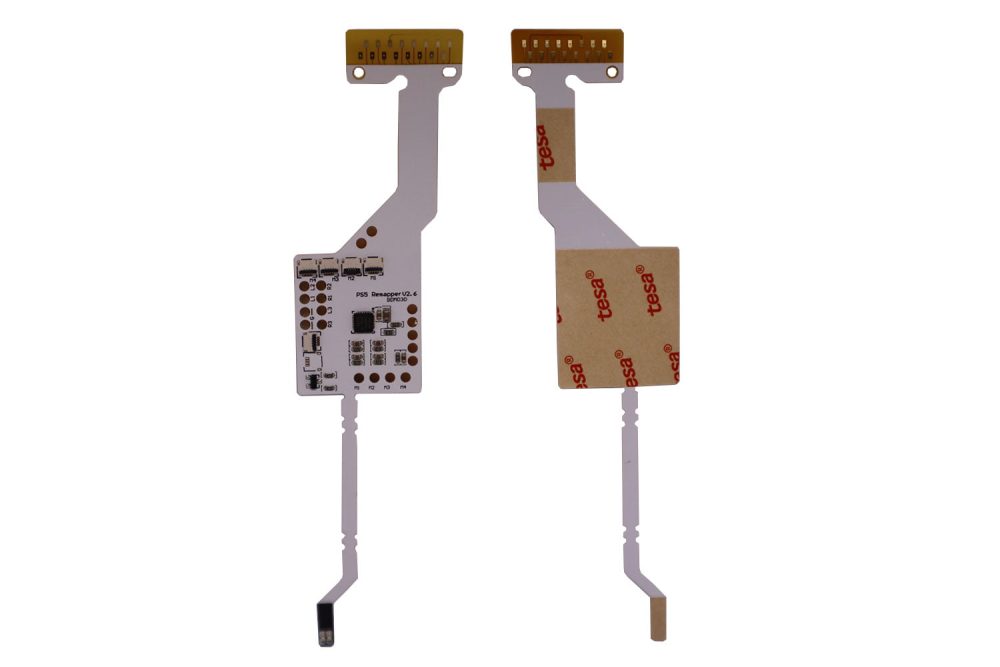 Vorder- und Rückansicht des PS5 programmierbarer Remapper BDM030/040/050: Zwei Flex-Platinen mit Goldanschlüssen, einem sichtbaren Chip und einem Klebestreifen mit der Aufschrift tesa - perfekt für individuelle PS5-Controller-Bitro-Modifikationen.