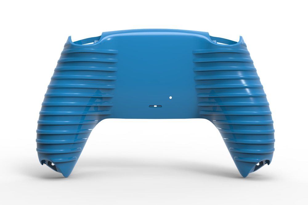 Das PS5 Grip Gehäuse Softtouch ist eine blaue, gerippte Kunststoffrückwand für PS5-Controller, die von hinten auf weißem Hintergrund dargestellt ist. Sein ergonomisches Design umfasst gebogene Griffe und horizontale Rippen für eine komfortable Handhabung.
