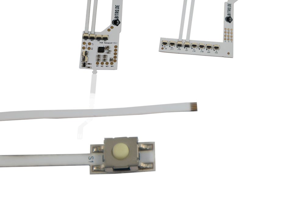 Nahaufnahme von Ersatz Taster Flexkabel - weiße flexible Leiterplatten mit elektronischen Anschlüssen und einem fühlbaren Druckknopfschalter - ähnlich den Komponenten des Bitro PS5 Controller Paddle Mods, ausgelegt auf weißem Hintergrund.