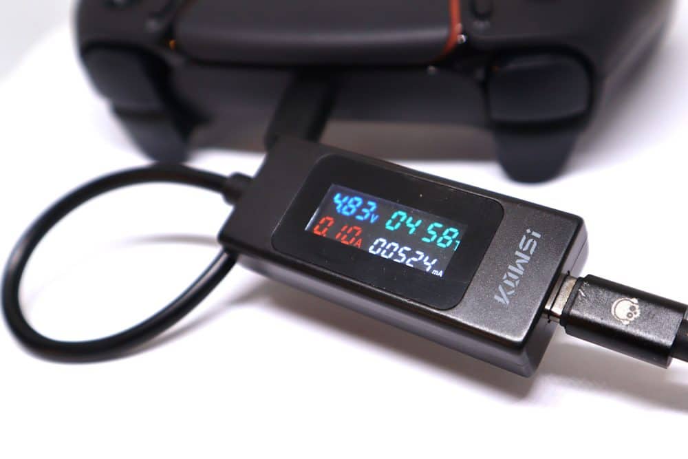 usb-c akkumessgerät an ps5 controller angeschlossen